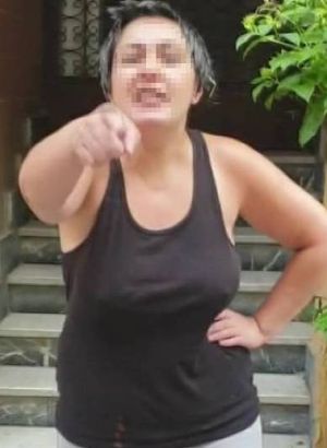 Son dakika haberi... Kediyi tekmeleyen kadın kamerayı görünce saldırdı!