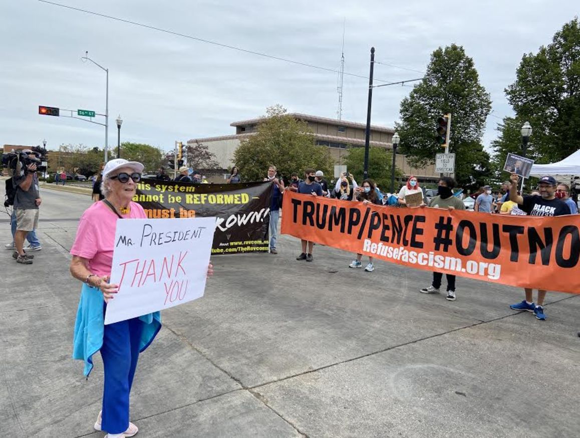 Trump destek&ccedil;ileri ve karşıtları yan yana beklediler Başkan'ı.