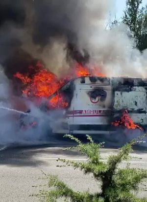 Seyir halindeki ambulans alev alev yandı