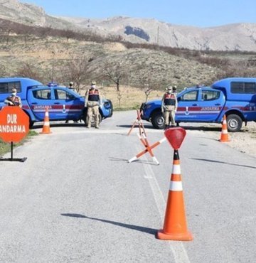  Gümüşhane’nin Torul ilçesine bağlı Altınpınar köyü Merkez Mahallesi yeni tip koronavirüs testi pozitif çıkan vatandaşlar ve temaslıları belirlenince karantinaya alındı