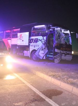 Yolcu otobüsü kamyonla çarpıştı! Yaralılar var!