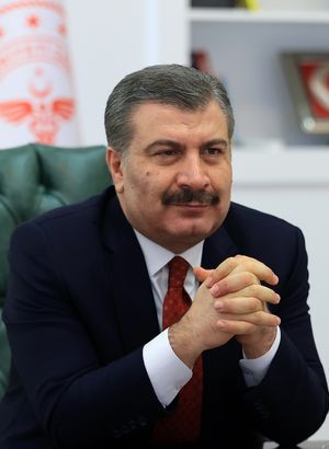 Yeşilay Dergisi'nin kapağında Sağlık Bakanı Dr. Fahrettin Koca imzası