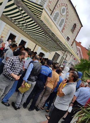İstanbul Arnavutköy'de yapılan aşure ikramı koronavirüse davetiye çıkardı