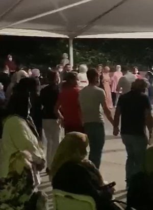 İzmit'te yapılan bir düğünde sosyal mesafe mum ışığı ile arandı
