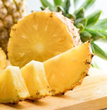 Ananas, Ananasgiller (Bromeliaceae) familyasından sıcak ülkelerde yetiştirilen ve anavatanı Güney Amerika olan meyvedir. Dünyanın çeşitli yerlerinde olduğu gibi ülkemizde de ananasın yüksek besin değeri sebebiyle sağlığa pek çok faydası tespit edilmiştir. Peki ananas nedir? Ananasın besin değeri nasıldır? Ananasın faydaları nelerdir?