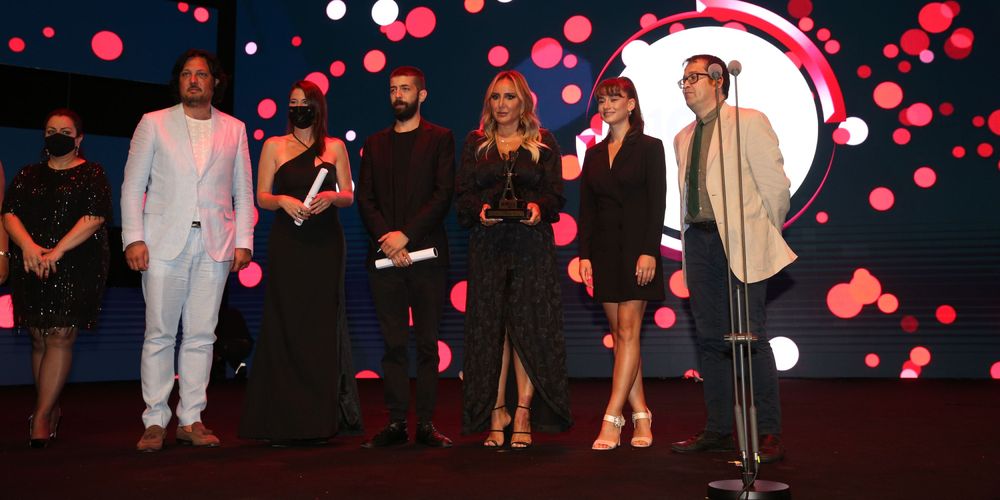 Kansersiz Yaşam Derneği'ne ve Çukur'a ödül