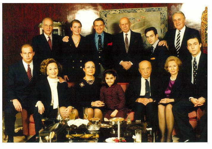 1991 yılında çekilen bu fotoğraf, Koç ailesinin sembolü haline geldi. Oturanlar (soldan sağa): Mustafa V. Koç, Suna Kıraç, Sevgi Gönül, İpek Kıraç, Vehbi Koç, Semahat Arsel, Ali Koç. Ayaktakiler (soldan sağa): İnan Kıraç, Caroline Koç, Rahmi Koç, Dr. Nüsret Arsel, Ömer Koç, Erdoğan Gönül.