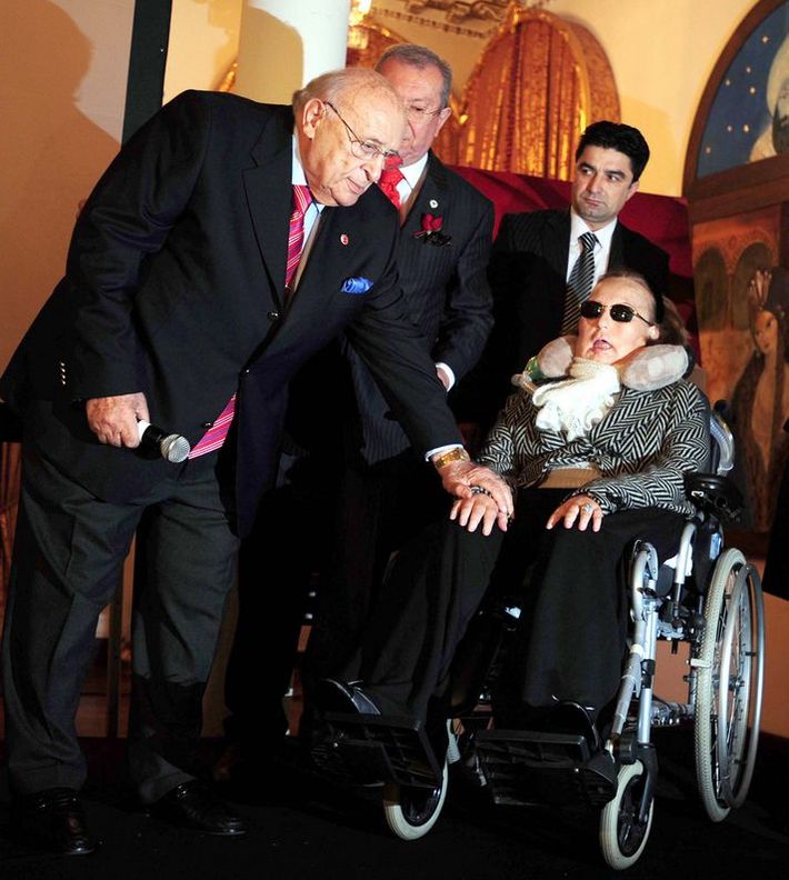 Marmara Gruba Vakfı'nın  2008 Toplumsal Sorumluluk Ödülü 9. Cumhurbaşkanı Süleyman Demirel tarafından Suna Kıraç'a verildi.