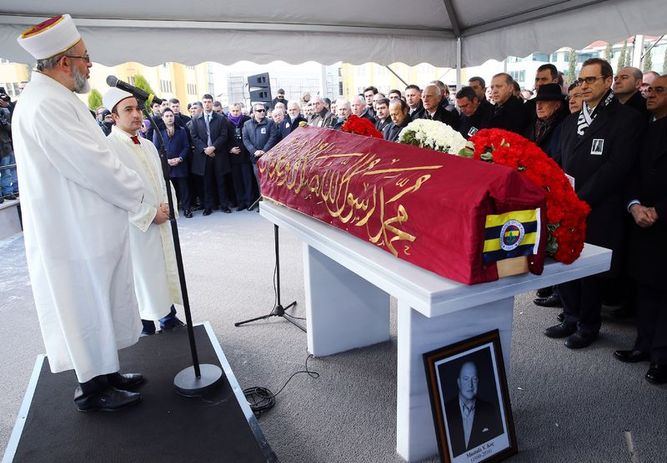 Kırmızı Sancak, 21 Ocak 2016’da geçirdiği kalp krizi sonucu hayatını kaybeden Koç Holding Yönetim Kurulu Başkanı Mustafa Koç'un cenaze töreninde de kullanılmıştı.