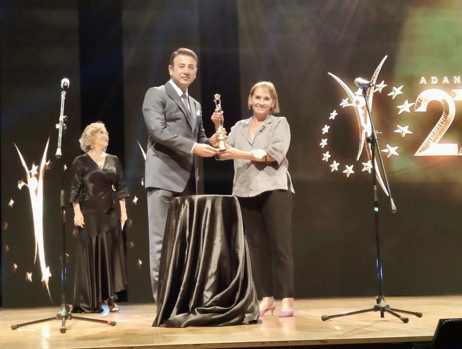 Usta oyuncu Nur Sürer 'Altın Koza Yaşam Boyu Onur Ödülü' aldı.