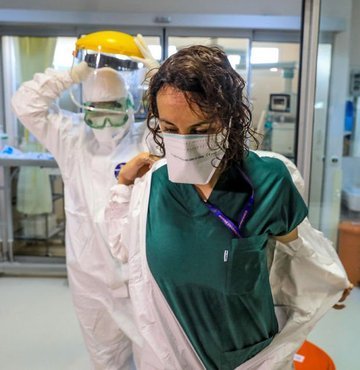 Akdeniz Ãniversitesi Hastanesi yoÄun bakÄ±mÄ±nda koronavirÃ¼sle mÃ¼cadele eden saÄlÄ±k Ã§alÄ±ÅanlarÄ±, her gÃ¼n astronot gibi giyinip, koruyucu kÄ±yafetin iÃ§inde terden sÄ±rÄ±lsÄ±klam halde, hastalarÄ±n beslenmesinden temizliÄine tÃ¼m sÃ¼reci titizlikle yÃ¼rÃ¼tÃ¼yor. GenÃ§ hastalarÄ±n sayÄ±sÄ±nÄ±n arttÄ±ÄÄ± yoÄun bakÄ±mÄ±n sorumlusu Prof. Dr. Murat YÄ±lmaz, "Eve gitmiyorum, ama gidince de evde bir kÃ¶Åede oturup kendimi karantinaya alÄ±yorum. Hastalar yaÄmur gibi yaÄÄ±yor, ama saÄlÄ±k Ã§alÄ±ÅanlarÄ± da yaprak gibi dÃ¶kÃ¼lÃ¼yor. Bu hastalÄ±ÄÄ±n yaÅlÄ±sÄ± genci kalmadÄ±. En Ã§ok eski hastalarÄ±mÄ±zÄ± ve hastalÄ±klarÄ± Ã¶zledim" dedi.
