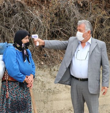 Amasya’nın Taşova ilçesinde salgına karşı dikkat çeken bir seferberlik ortaya çıktı. İlçede Gökpınar Köyü Muhtarı Metin Şahin haftada iki gün vatandaşların sağlığı için kapı kapı dolaşıp onların ateşlerini ölçüyor