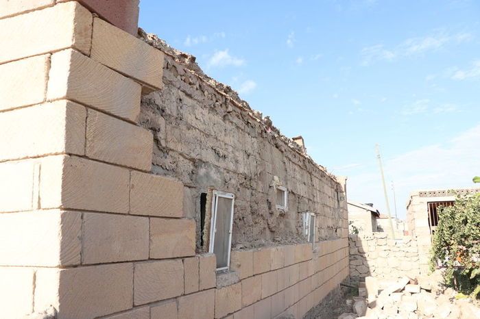 Niğde'nin Bor ilçesindeki 5.1 büyüklüğündeki depremde 17'si ağır olmak üzere 143 evin hasar gördü.