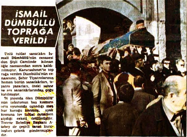 İsmail Dümbüllü’nün tabutu 6 Kasım 1973’te Şişli Camii’nde kılınan cenaze namazından sonra eller üzerinde. Tabutun baş tarafına sanatkârın kavuğu, diğer ucuna da ceketi konmuştu.