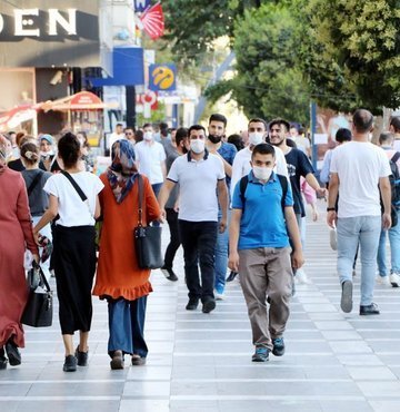 Bilim Kurulu Üyesi Prof. Dr. Yeşim Taşova, koronavirüsle ilgili yeni ve değişik nörolojik bulguların görüldüğünü belirterek, uykusuzluk, beyin iltihabı ve menenjit bulgularının koronavirüsle ilişkilendirildiğini açıkladı