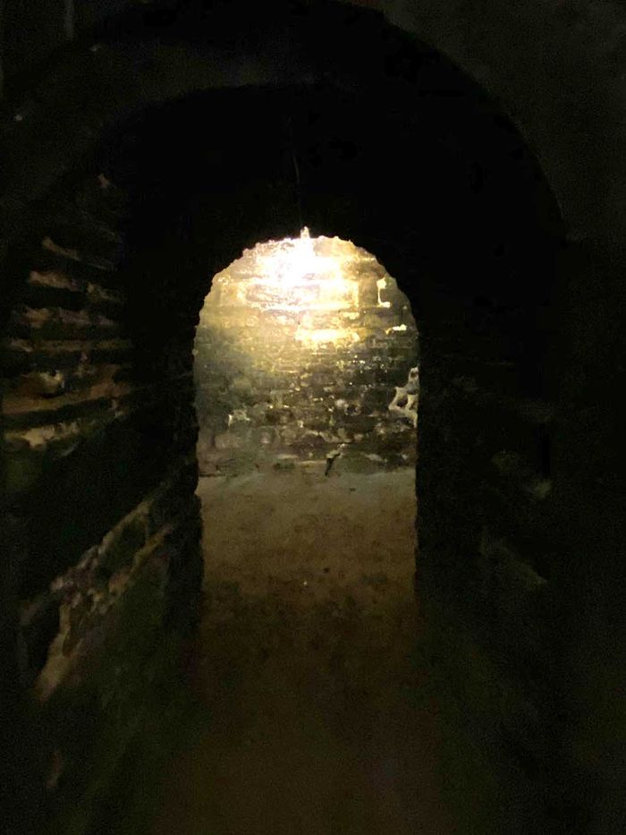 Genç Osman’ın katledildiğine inanılan Kanlı Kule’de iç kısmın girişi. Fotoğrafı, hat üstâdı Mehmed Özçay çekti.