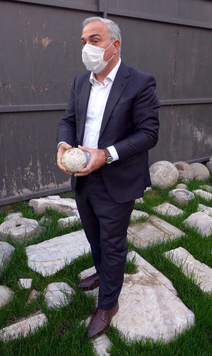 Fatih Belediye Başkanı Ergün Turan, eski asırlarda kullanılan ve Yedikule’de hâlâ muhafaza edilen mermer güllelerden biri ile...