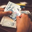 Teknokent ve teknoparklarda çalışan araştırma geliştirme, tasarım ve destek personelinin ücretlerinden vergi kesintisi yapılmıyor. Ücretleri de net ücret üzerinden ödeniyor. Bunların brüt ücretleri, yani prime esas kazançları düşük olduğu için emekli aylıkları da olumsuz etkilenecek. Aynı tutarda net ücret kazanan diğer çalışanlara göre emekli aylıkları daha düşük olacak. Okurlardan gelen mesajlardan, 8 Eylül 1999 sonrası sigortalı olanların 7000 prim gününü doldurduklarında bazı sosyal güvenlik merkezlerinden kıdem tazminatı yazısı alamadıkları anlaşılıyor. SGK’nın konuyla ilgili genelgesi yeterince açık olmakla birlikte kimi personelin yazı konusunda talimat ihtiyacı duyduğu görülüyor. Ahmet Kıvanç, Habertürk okurlarının sorularını yanıtladı