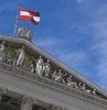 Avusturya’da ana muhalefetteki Sosyal Demokrat Parti (SPÖ) Milletvekili Jörg Leichtfried, hükümetin dış politikalarını eleştirerek, "Avusturya, (uluslararası sorunlarda) daha az ara bulucu rolü üstleniyor ancak Türkiye ile Yunanistan arasındaki anlaşmazlık örneğinde olduğu gibi hemen çatışan taraflardan birinin yanında yer alıyor" dedi