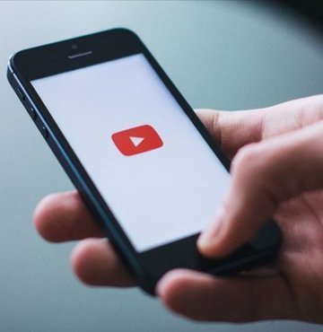 Video paylaşım sitesi YouTube, yeni tip koronavirüse (Kovid-19) karşı geliştirilen aşı adayları hakkında yanıltıcı bilgiler yayan videoları engelleyeceğini açıkladı