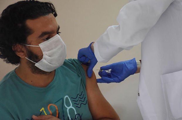 Çin'den getirilen korona aşısı, İzmir'de gönüllü sağlıkçılara uygulanmaya başladı 
