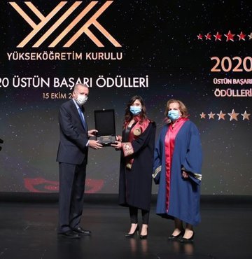 Sağlık Bilimleri Üniversitesi Gülhane Eczacılık Fakültesi Farmasötik Teknoloji Ana Bilim Dalında görev yapan Dr. Öğr. Üyesi Ayşe Nur Oktay ve tez danışmanı Prof. Dr. Fatma Nevin Çelebi Üstün Başarı Ödülü’ne layık görüldü. Ödül kazanan doktora öğrencisi ve danışman hocalarına ödülleri, Cumhurbaşkanı Erdoğan tarafından verildi