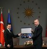 Son dakika... Cumhurbaşkanı Recep Tayyip Erdoğan, Ukrayna Devlet Başkanı Vladimir Zelenskiy ile görüşmesinin ardından açıklamalarda bulundu. İki lider açıklamalarında iş birliği vurgusunda bulundu. Erdoğan, "Türkiye Ukrayna
