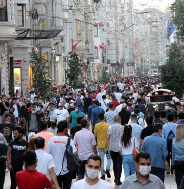 Sağlık Bakanlığı Koronavirüs Bilim Kurulu Üyesi Prof. Dr. Selma Metintaş, havaların soğumaya başlamasıyla mevsimsel solunum yolu hastalıklarının yeni tip koronavirüsle (Covid-19) beraber seyredebileceğini belirtti