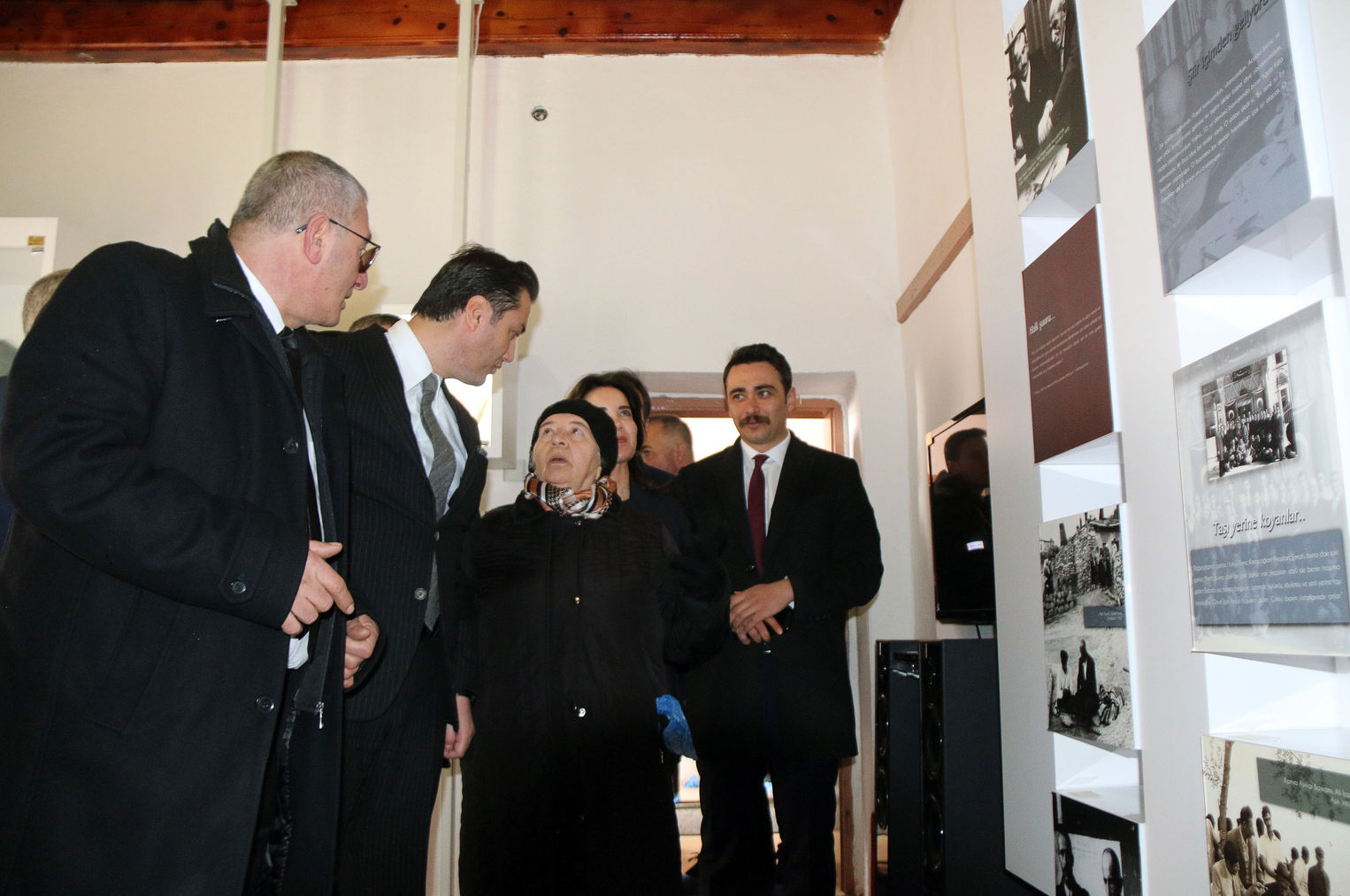 Âşık Veysel'in kızı Hayriye Özer, babasının adına kurulan müzeyi gezdi.