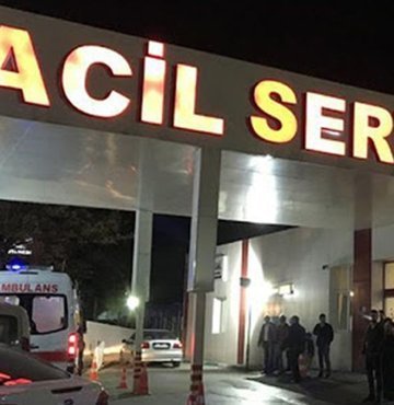 İstanbul pandeminin ilk günlerine geri dönme yolunda ilerlerken acil servisler zorlanmaya başladı. Uzmanlar vaka sayılarındaki artışın devam etmesi halinde daha zor günlerle karşılaşılabileceğine dikkat çekiyor. Pandeminin ilk döneminde acil servislere gitmeyen normal hastaların şimdi başvuruların neredeyse yarısını oluşturmaları ise endişe yaratan bir başka neden olarak görülüyor. Habertürk’ten Ceyda Erenoğlu yazdı