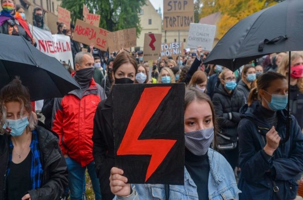 Polonya'da kürtaj yasağını protesto eden kadınlar 'grevde'