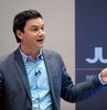 Gelir eşitsizliği üzerine yaptığı araştırmalar ve "Yirmi Birinci Yüzyılda Kapital" adlı kitabıyla tanınan Fransız ekonomi profesörü Thomas Piketty, ülkesindeki siyasilerin, Fransa