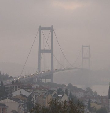 Covid-19 Yoğun Bakım Koordinatörü Prof. Dr. Recep Tekin, sisli havalarda koronavirüsün havada asılı kalma süresinin uzadığını ve rüzgarla birlikte virüsün taşınma mesafesinin de arttığını belirterek, bu tür durumlarda ya dışarı çıkılmamasını ya da sosyal mesafenin artırılıp mutlaka maske takılması gerektiğini açıkladı