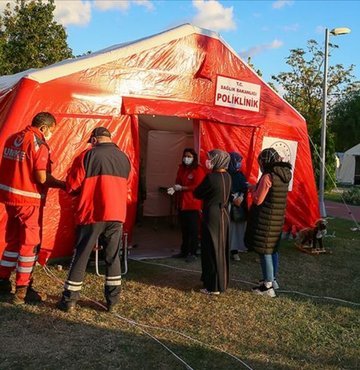 Depremin ardından oluşturulan çadır kentlerde kalan depremzedelere sağlık hizmeti vermek üzere kurulan poliklinik çadırlarda, semptom gösteren ya da durumundan şüphelenilenlere Covid-19 testi yapılıyor