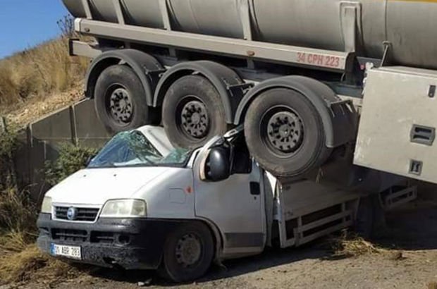 Kontrolden çıkan tanker, kamyonetin üzerine düştü 