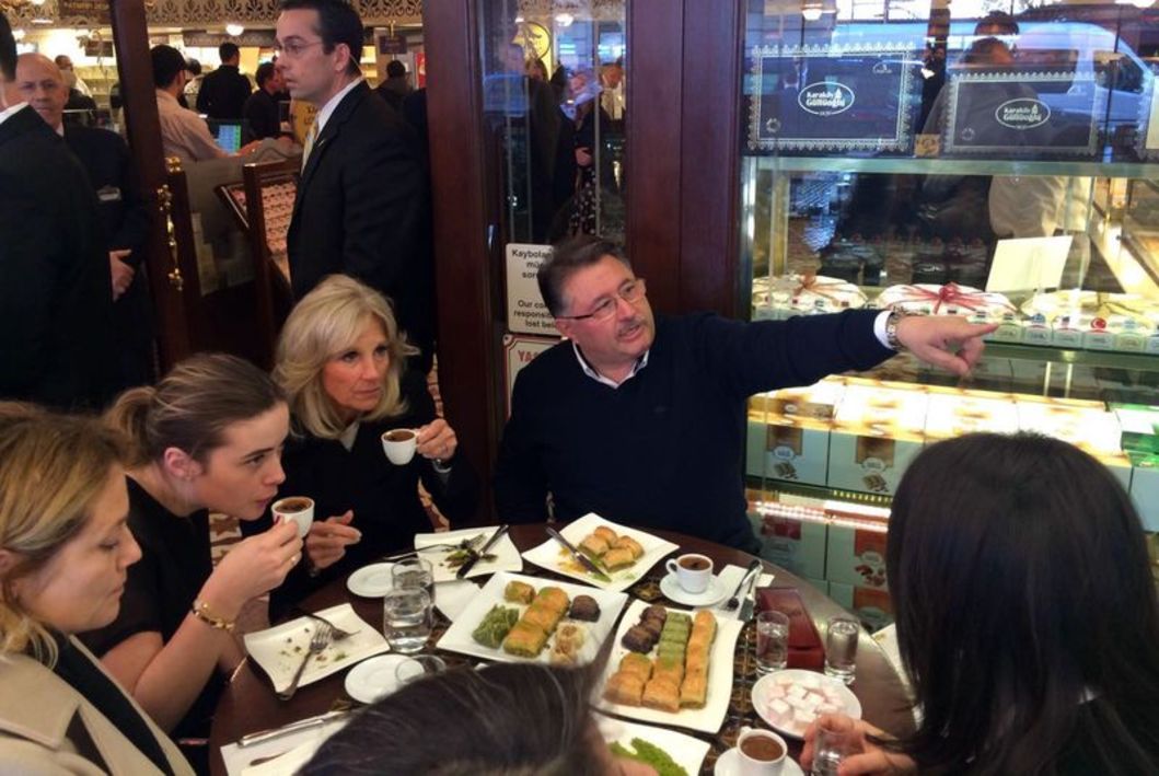 Jill Biden Türkiye ziyaretinde baklavayla Türk kahvesi içiyor...
