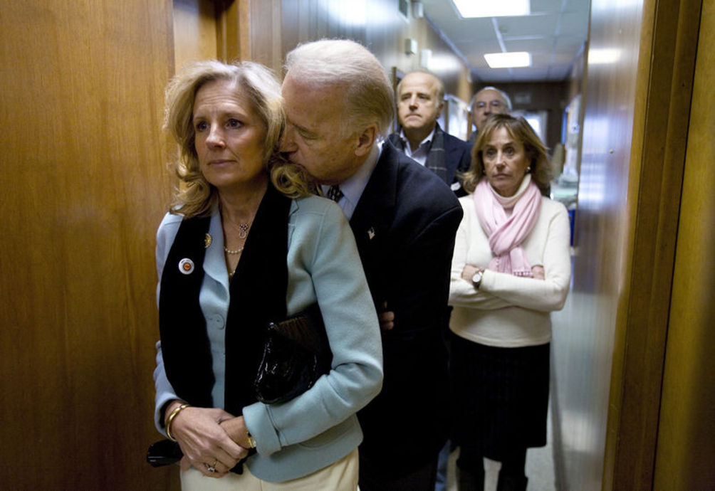 Biden çifti 2008 seçim kampanyasında bir toplantı öncesi kuliste...