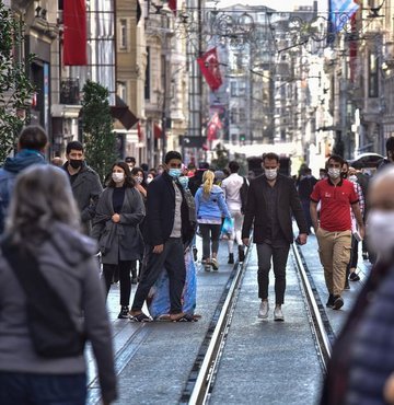 Koronavirüs (Covid-19) salgınının artmasında ev içi bulaş riskinin büyük rol oynadığını söyleyen Prof. Dr. Muhammed Emin Akkoyunlu, "Birlikte yaşayan aileler arasında yüksek bulaş oranları görüyoruz. Belki de salgının büyük bir kısmını oluşturuyorlar. Maske ve sosyal mesafeyi mümkünse ev içinde de sürdürmeliyiz. `Zaten biz aynı evde yaşıyoruz´ sözü belki de ev içi bulaşın en önemli nedenlerini oluşturuyor" dedi