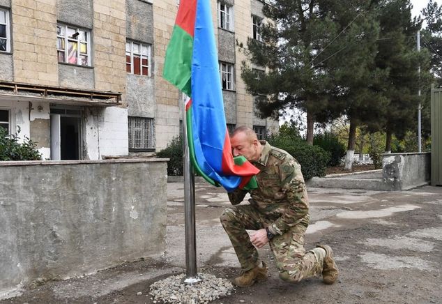 Azerbaycan Cumhurbaşkanı İlham Aliyev işgalden kurtarılan Fuzuli ve Cebyarıl kentlerini ziyaret ederken, bayrağı öptü.