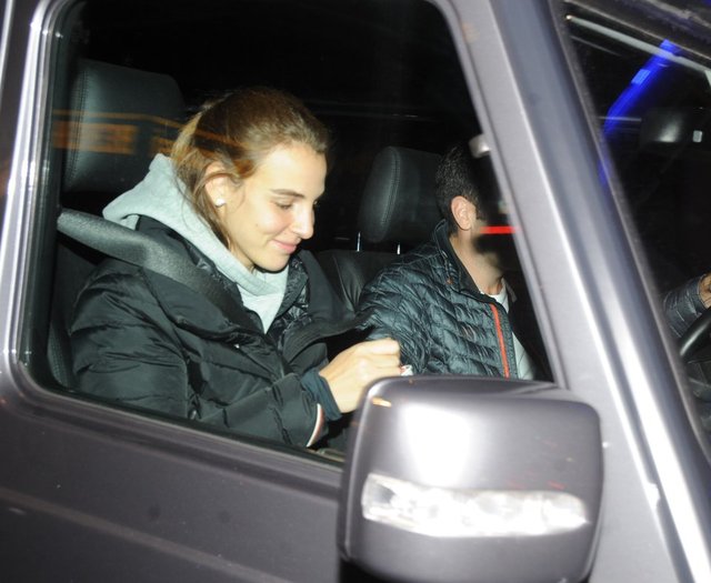 Aslışah Alkoçlar ile Kaan Demirağ�ın trafikte dondurma Aslışah Alkoçlar ile Kaan Demirağ�ın trafikte dondurma