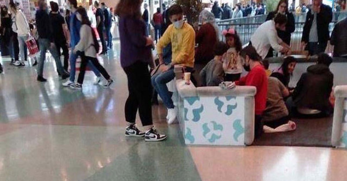 Masa ve sandalyelerin kaldırıldığı AVM'de, yerde yemek yediler
