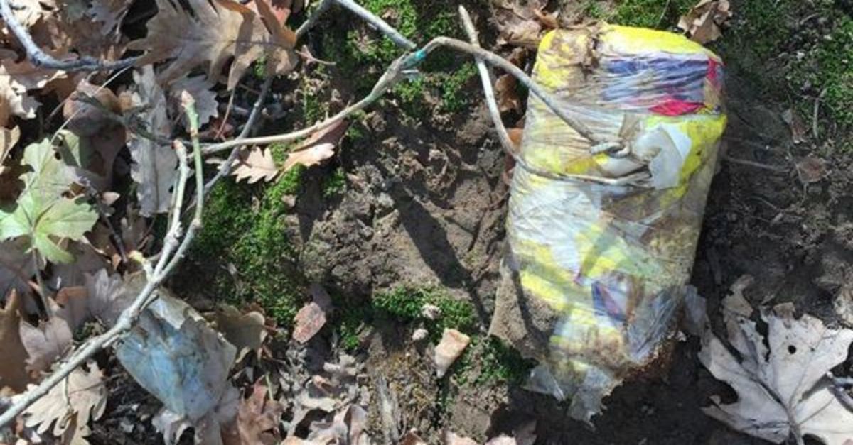 Bitlis'te, PKK'lı teröristlerce toprağa gömülü EYP ve yaşam malzemesi ele geçirildi