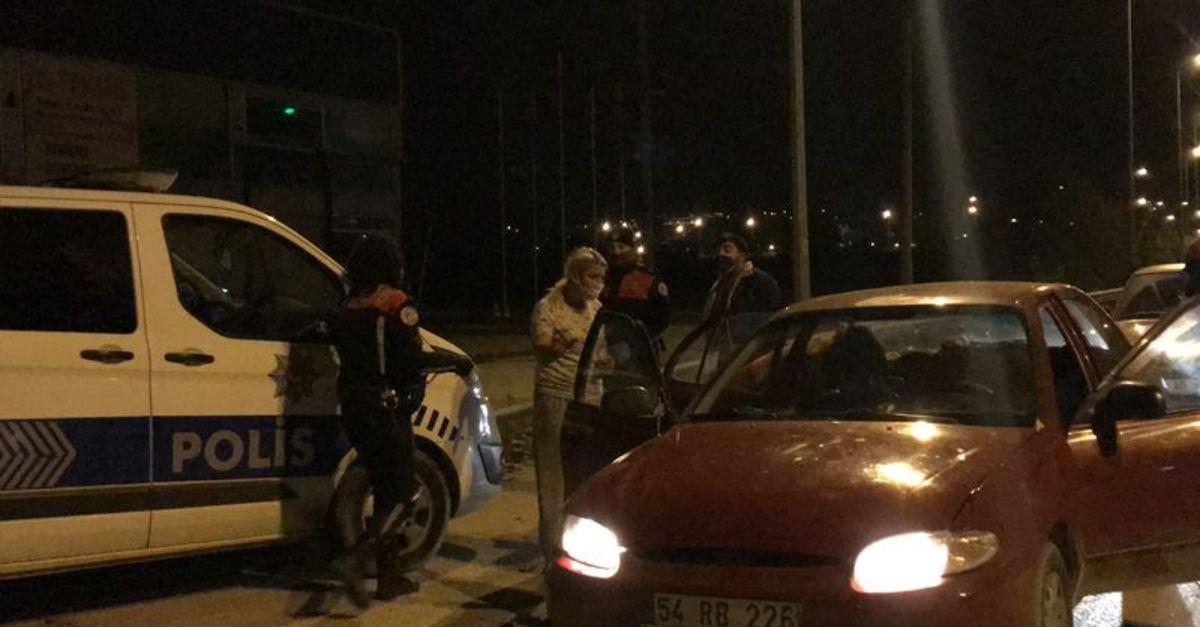 Kısıtlamada sokağa çıktı, cezayı yiyince gazetecilere tükürdü