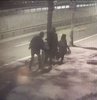 İstanbul Avcılar E-5 yan yol kenarında taksi bulmak için yürüyen Ukraynalı aile, bir sapığın tacizine uğradı. 12 yaşındaki kız çocuğuna yönelik gerçekleşen taciz anı kameralara yansırken, bir anda neye uğradıklarını şaşıran anne, tacizciye tepki gösterdi. Polis ekipleri zanlının yakalanması için çalışma başlattı