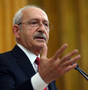 CHP lideri Kemal Kılıçdaroğlu partisinin grup toplantısında konuşuyor. 24 Kasım Öğretmenler Günü dolayısıyla konuşmasının büyük bölümünü öğretmenlerin sorunlarına ayıran CHP lideri, "Doktora yapıp, çekirdek satıp, atama bekleyen öğretmen var. Kağıt toplayıp topladığı kağıdı satan atama bekleyen öğretmen var. 21. yüzyıl Türkiyesinin en büyük ayıbıdır bu. Üniversiteyi bitirdikten sonra kağıt toplayıp geçimini sağlayan öğretmenin dramını biliyorlar mı? Bunların tamamı bir siyasi tercihtir" dedi