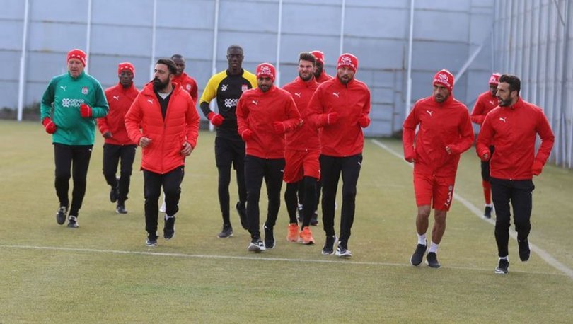 Sivasspor'da 2 futbolcunun Kovid-19 testi pozitif çıktı