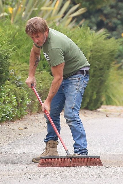 Sean Penn evinin önünde sokağı temizlerken görüntülendi - Magazin haberleri