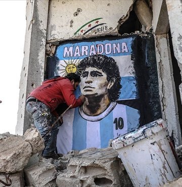 İdlib'in enkaz duvarına Maradona resmi!