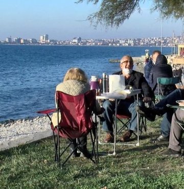 Kamp sandalyesini alan Beylikdüzü sahile koştu