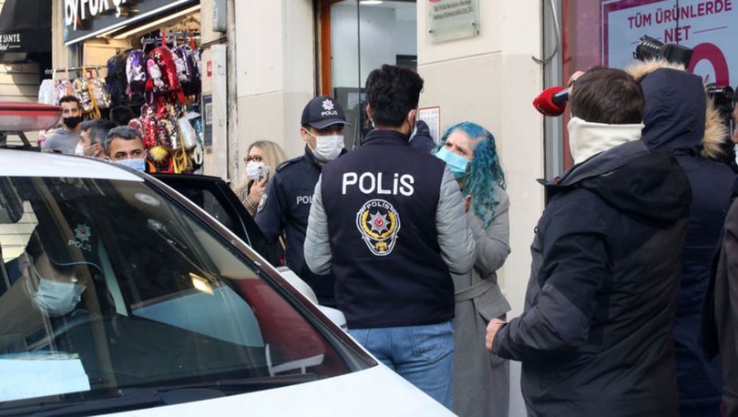 Taksim'de maske takmadığı için ceza yazılmak istenen kadın polise zor anlar yaşattı